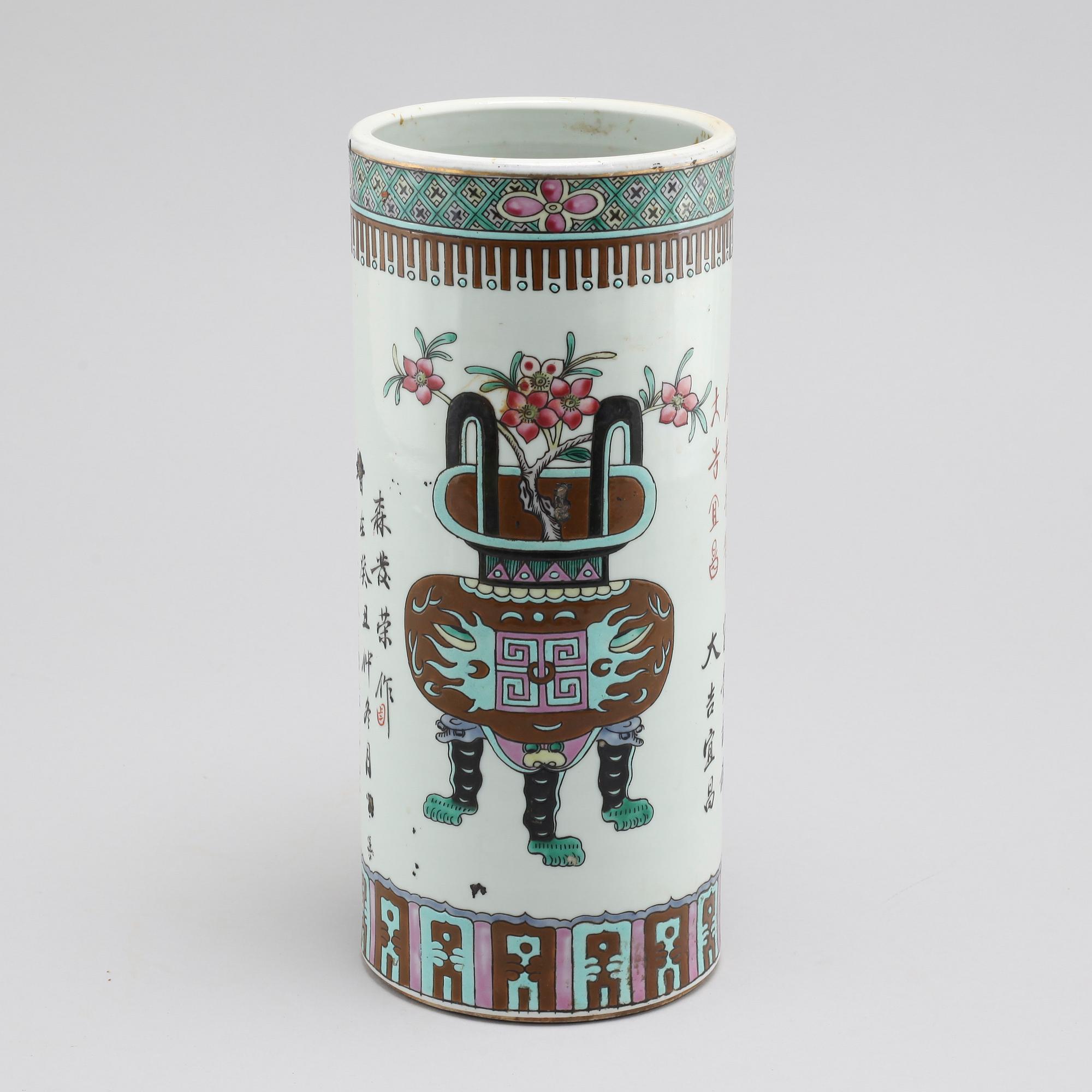 A porcelian chinese vase from the latter half of the 20th century.