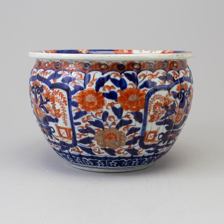 A japanese imari flower pot, Meiji period (1868-1912).