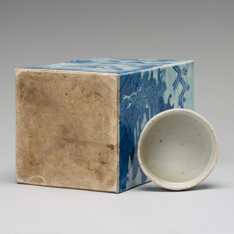 A large blue and white tea canister with cover, Qing dynasty, 19th Century.