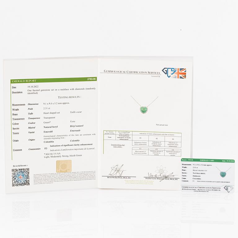 Collier 18K vitguld med hjärtslipad smaragd och briljantslipade diamanter.