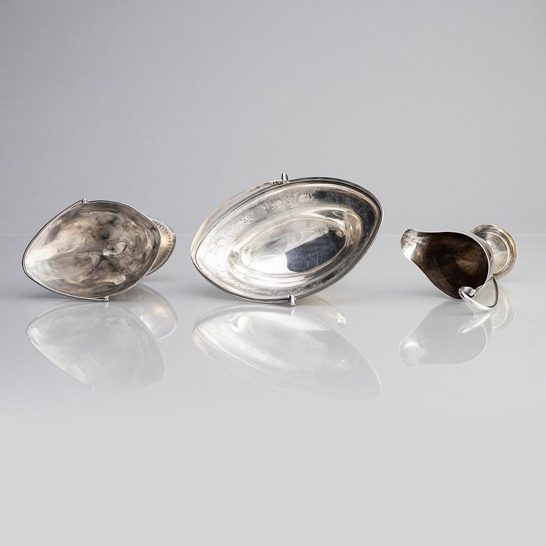 Skålar, 2 st, samt gräddkanna, silver, London, England, 1700-tal.