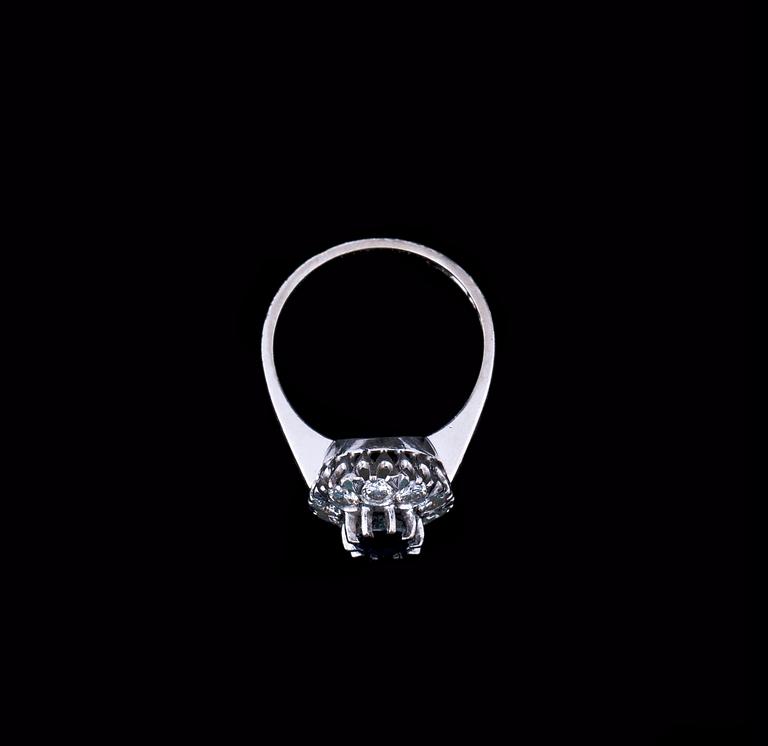 RING, 18 k vitguld med diamanter, enligt gravyr ca 0.80 ct samt safir ca 1.15 ct. Ceson, Göteborg. Vikt ca 5,5 g.