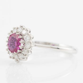 Ring, 18K vitguld med rosa safir och briljantslipade diamanter.