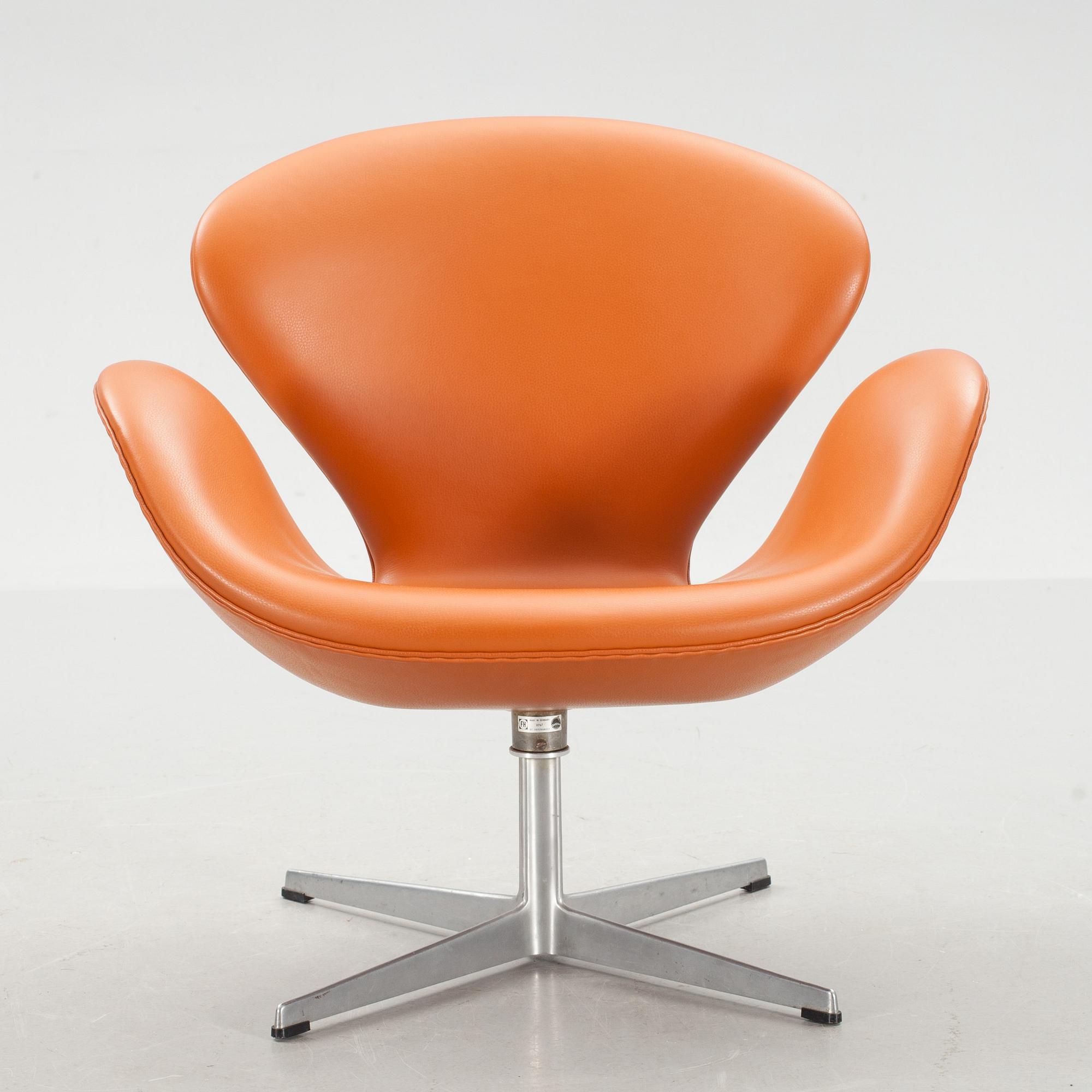 FÅTÖLJ, "Svanen", Arne Jacobsen, skinn, 1950/60-tal.