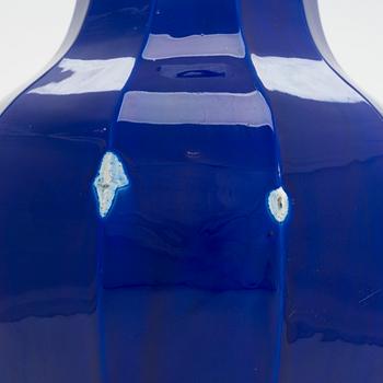 A porcelain vase, China, 20th century.
