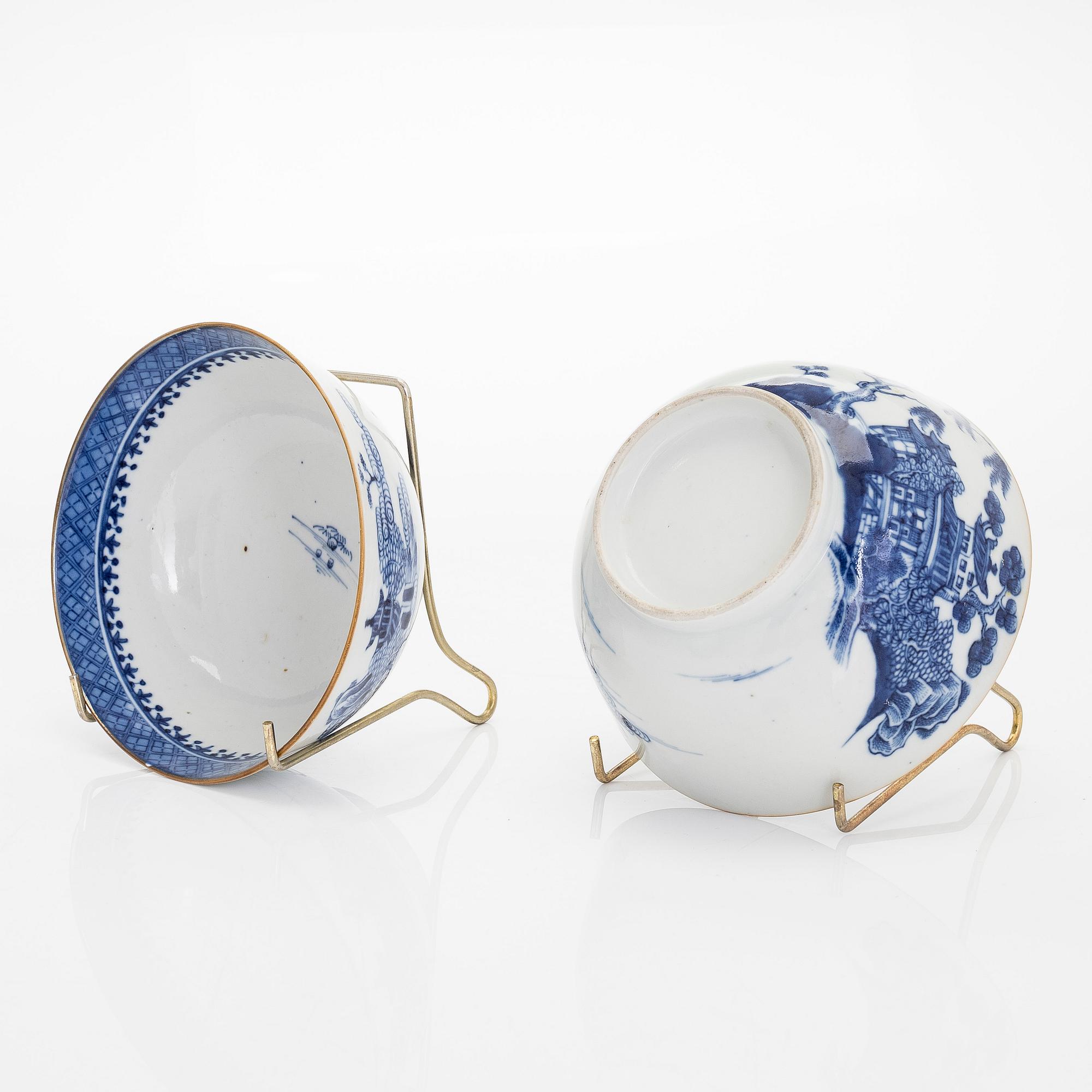 Plates, 2 pcs, bowls, 2 pcs, and a hexagonal bowl in Famille Rose, China, 19th- and 20th century.