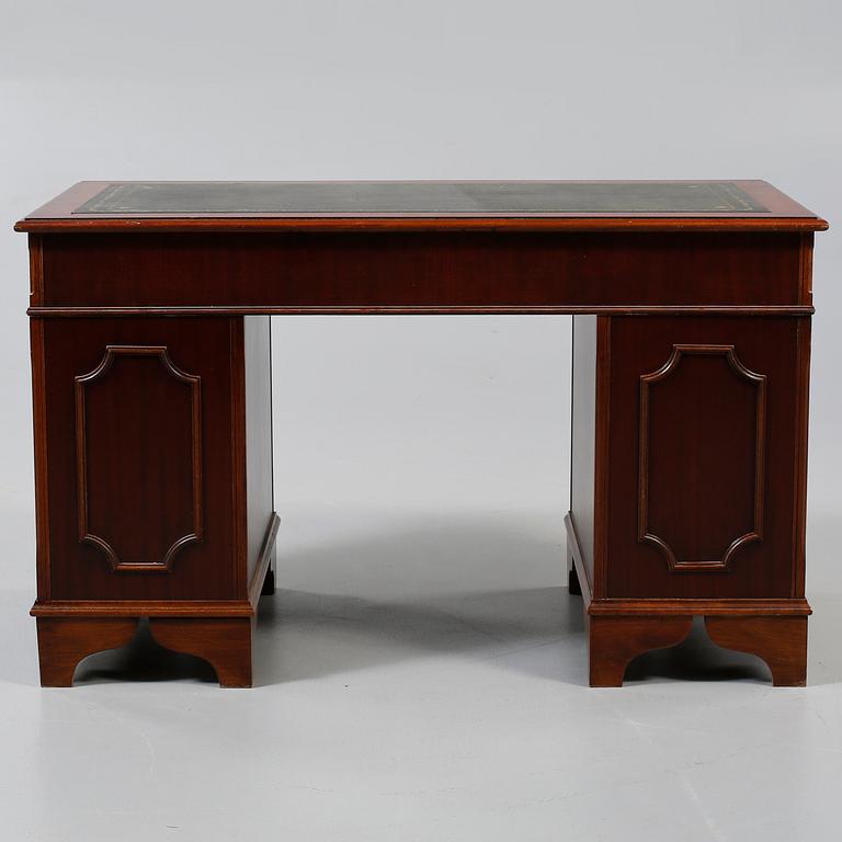 SKRIVBORD, engelsk stil, 1900-talets andra hälft.