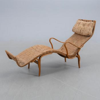 Bruno Mathsson, vilfåtölj, "Pernilla 3", Firma Karl Mathsson, Värnamo, 1960-tal.