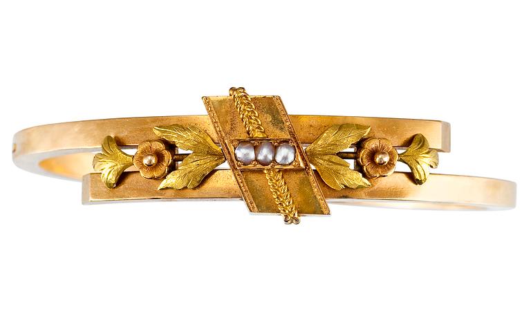 BRACELET.