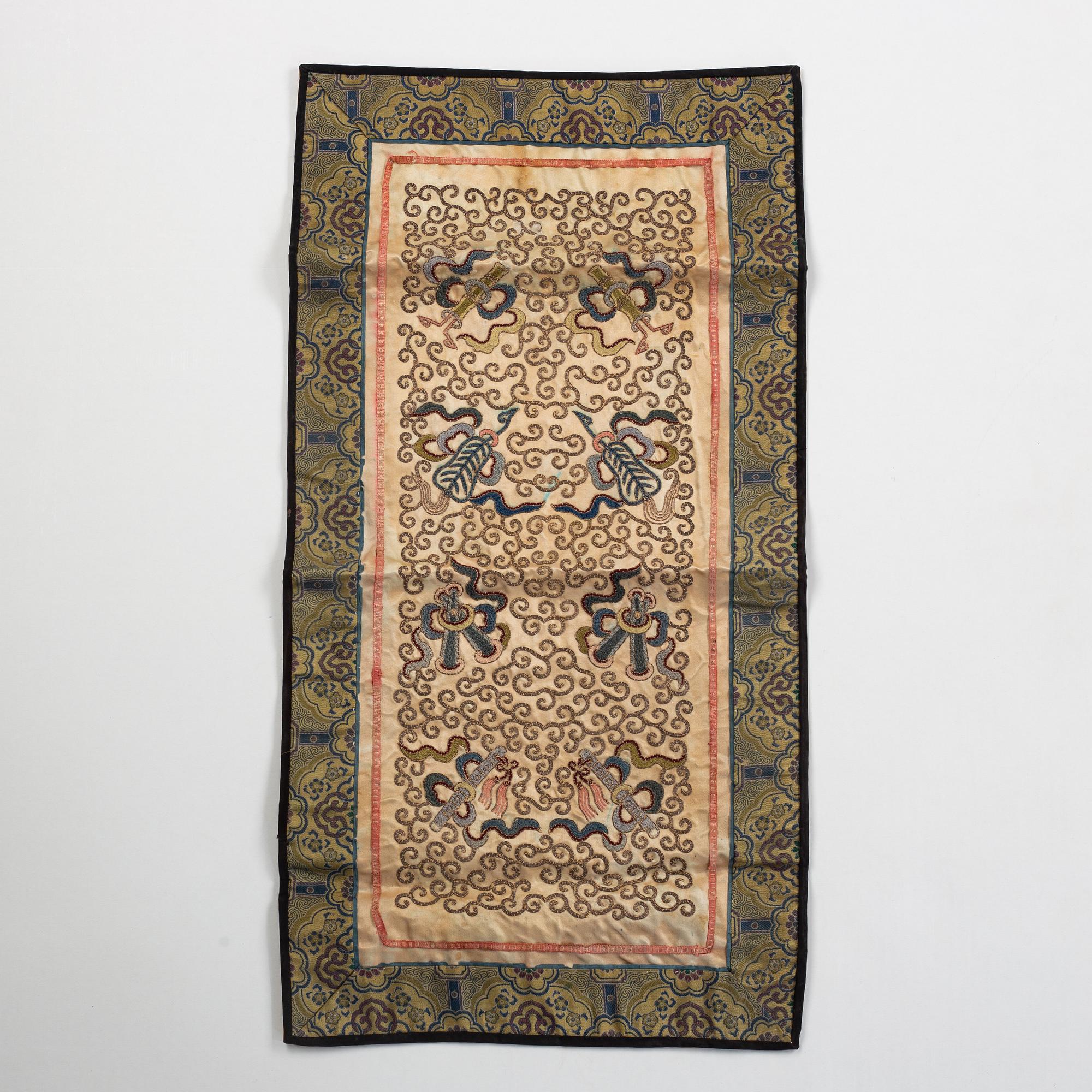 A group of Chinese silk textiles, Qing dynasty. - Bukowskis