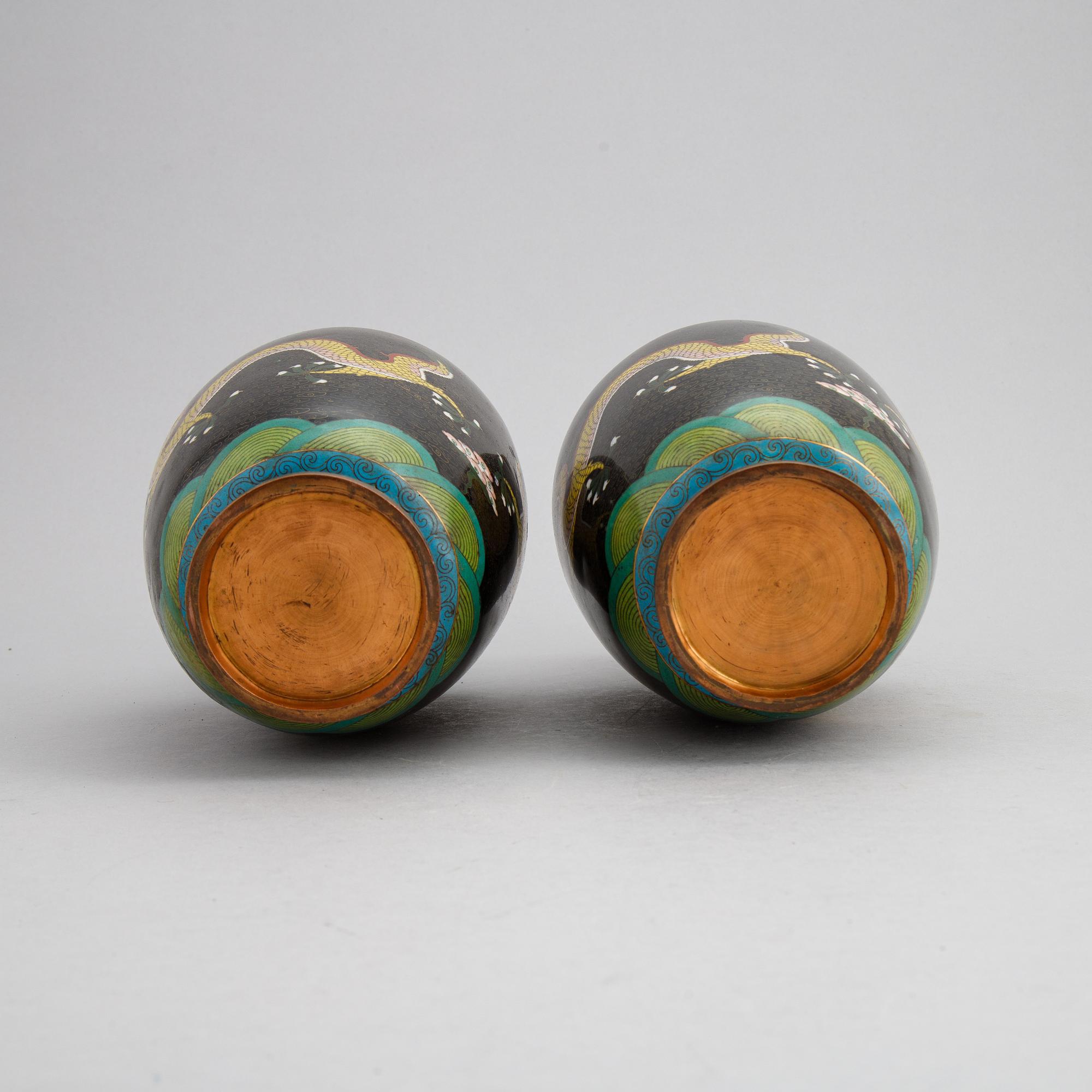 Vaser, ett par, cloissoné, Japan, 1900-tal.