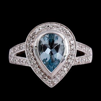RING, 14 k vitguld, ljusblå topas, briljantslipade diamanter tot ca 0.12 ct.