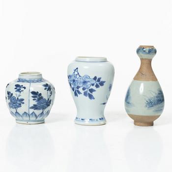 Miniatyrer, fem stycken, porslin. Qingdynastin, 1700-tal.