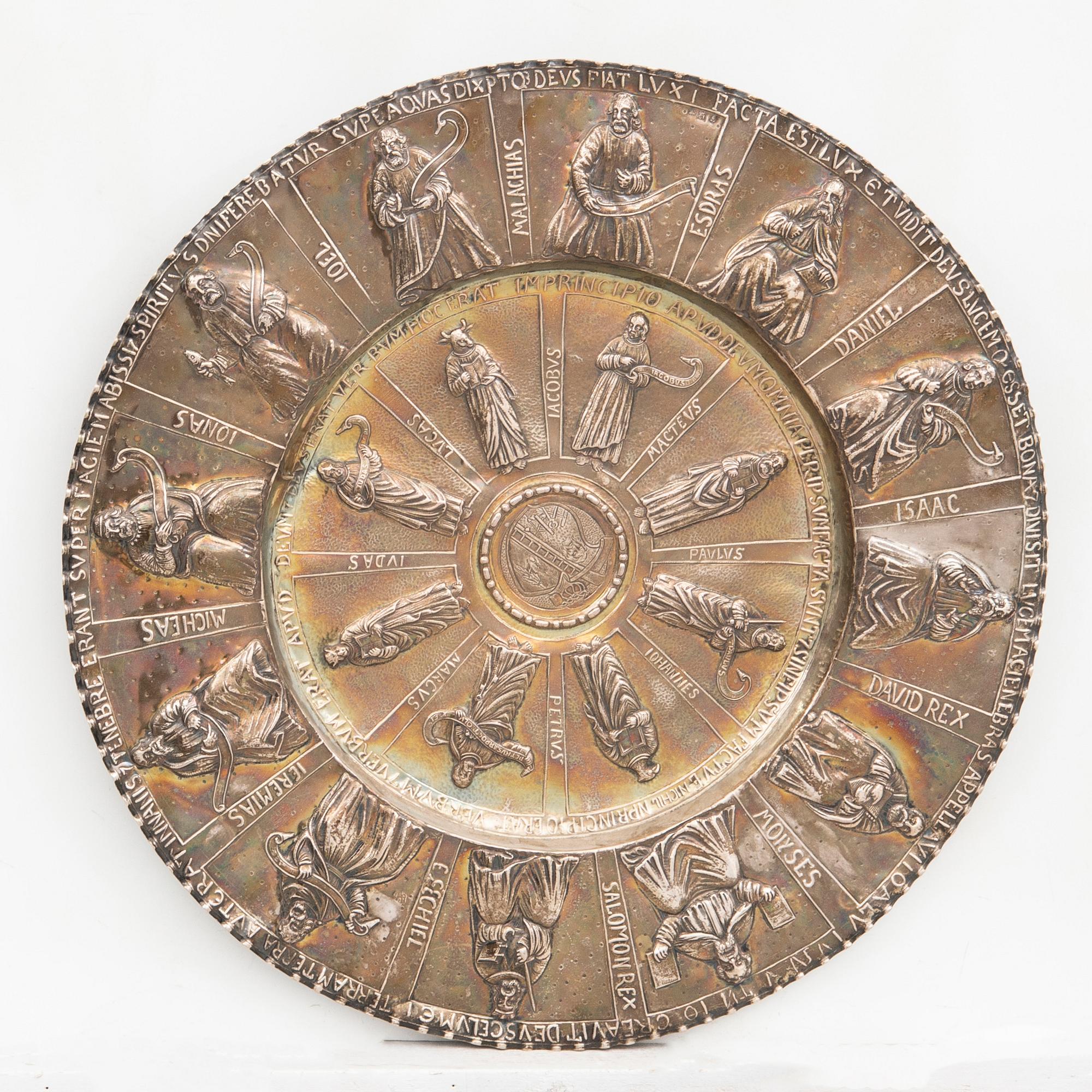 A silver platter around 1900 weight 1520 grams.