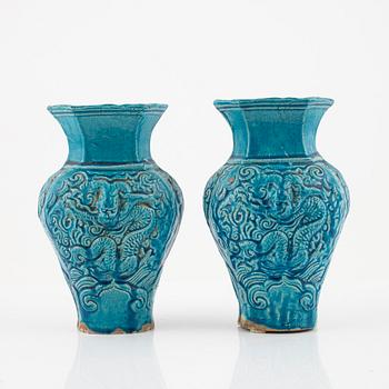Vaser, ett par, lergods, sen Mingdynasti (1368-1644).