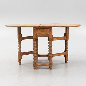 A Swedish provincial gate-leg pine table, 18th/19th century.