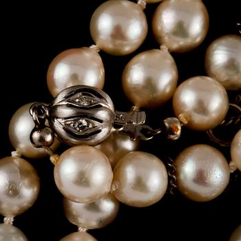 COLLIER, odlade pärlor med lås i 18k vitguld med åttkantslipade diamanter, importstämplat.