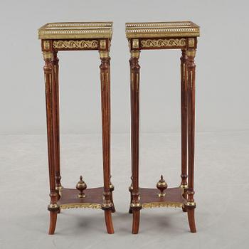 PIEDESTALER, ett par, Louis-Seize stil, Etikettmärkta Myrstedt & Stern. Sekelskiftet 1900-tal.