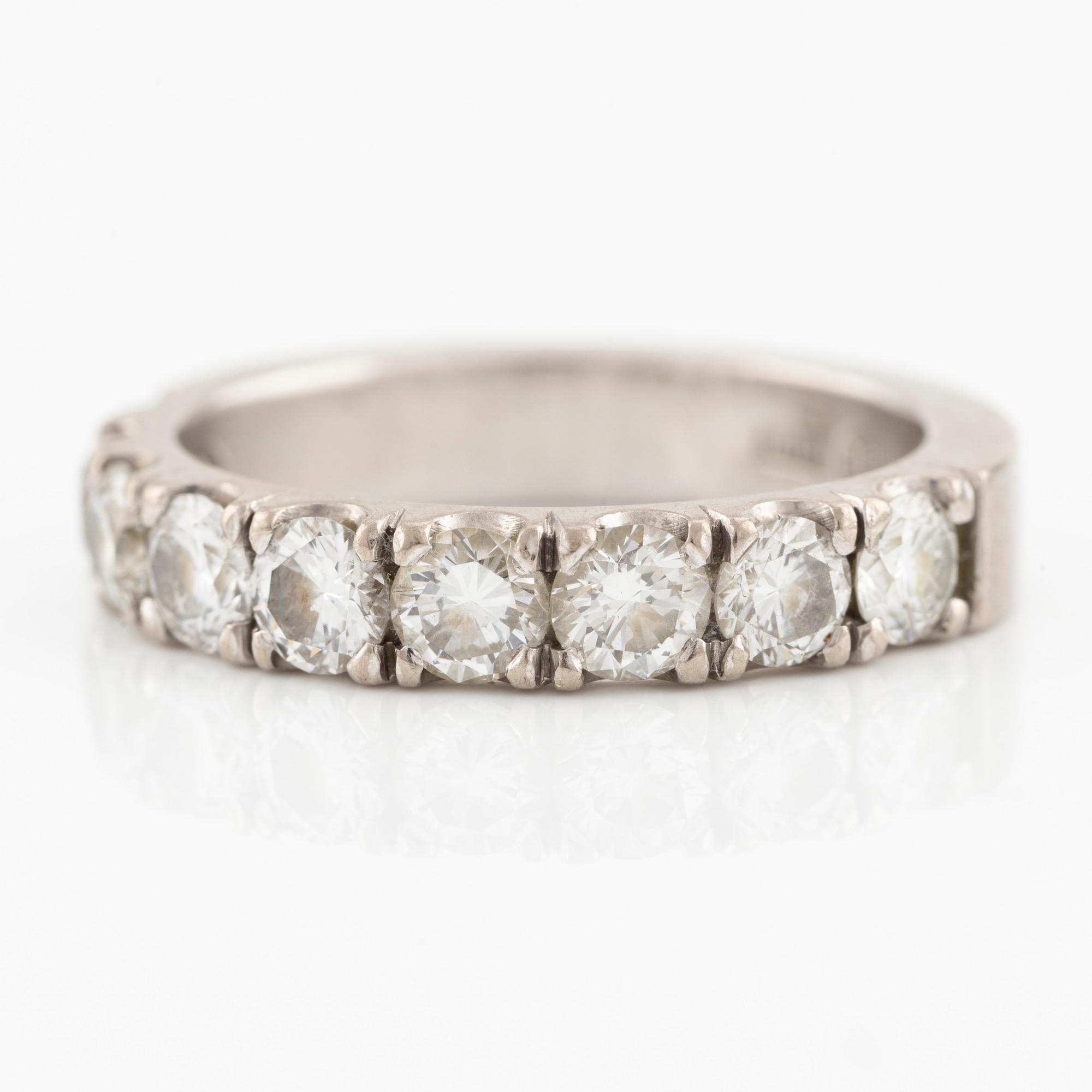 A ring in 18K white gold with round brilliant-cut diamonds.