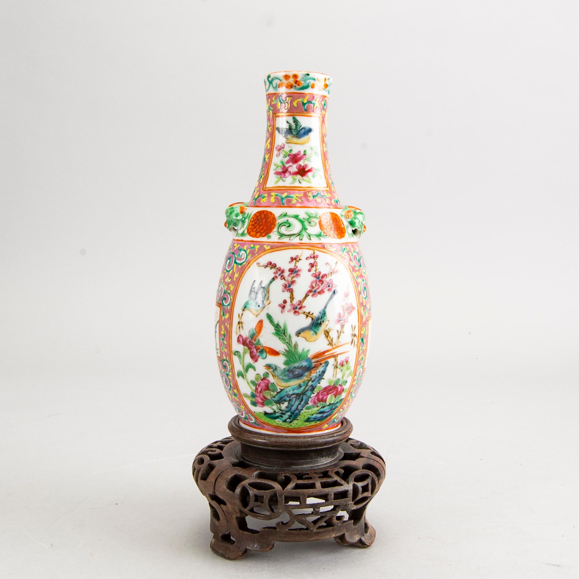A Chinese vase, late Qing dynasty, circa 1900.
