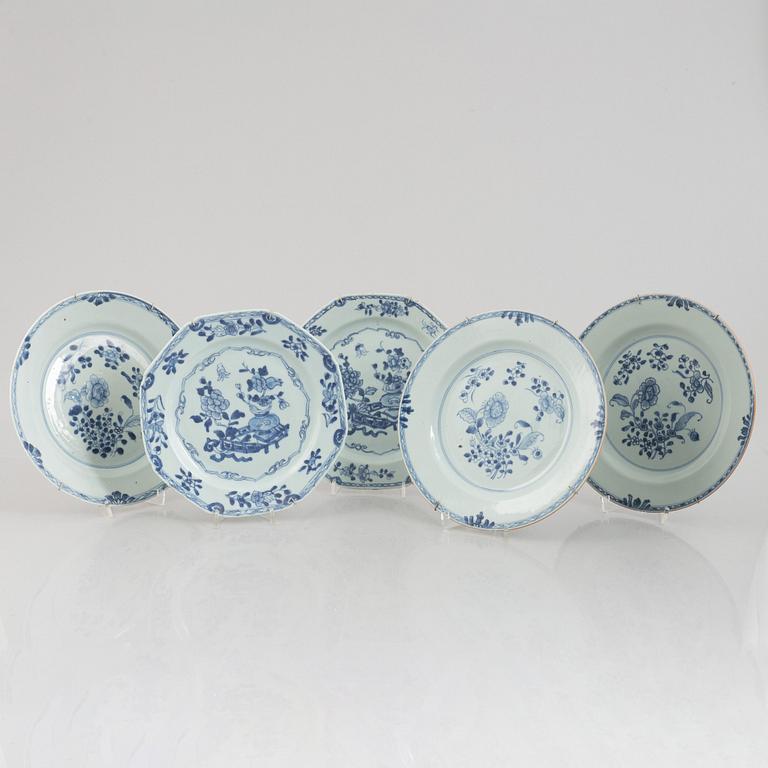 A group of five Chinese export porcelain plates, Qingdynasty, Qianlong (1736-95).