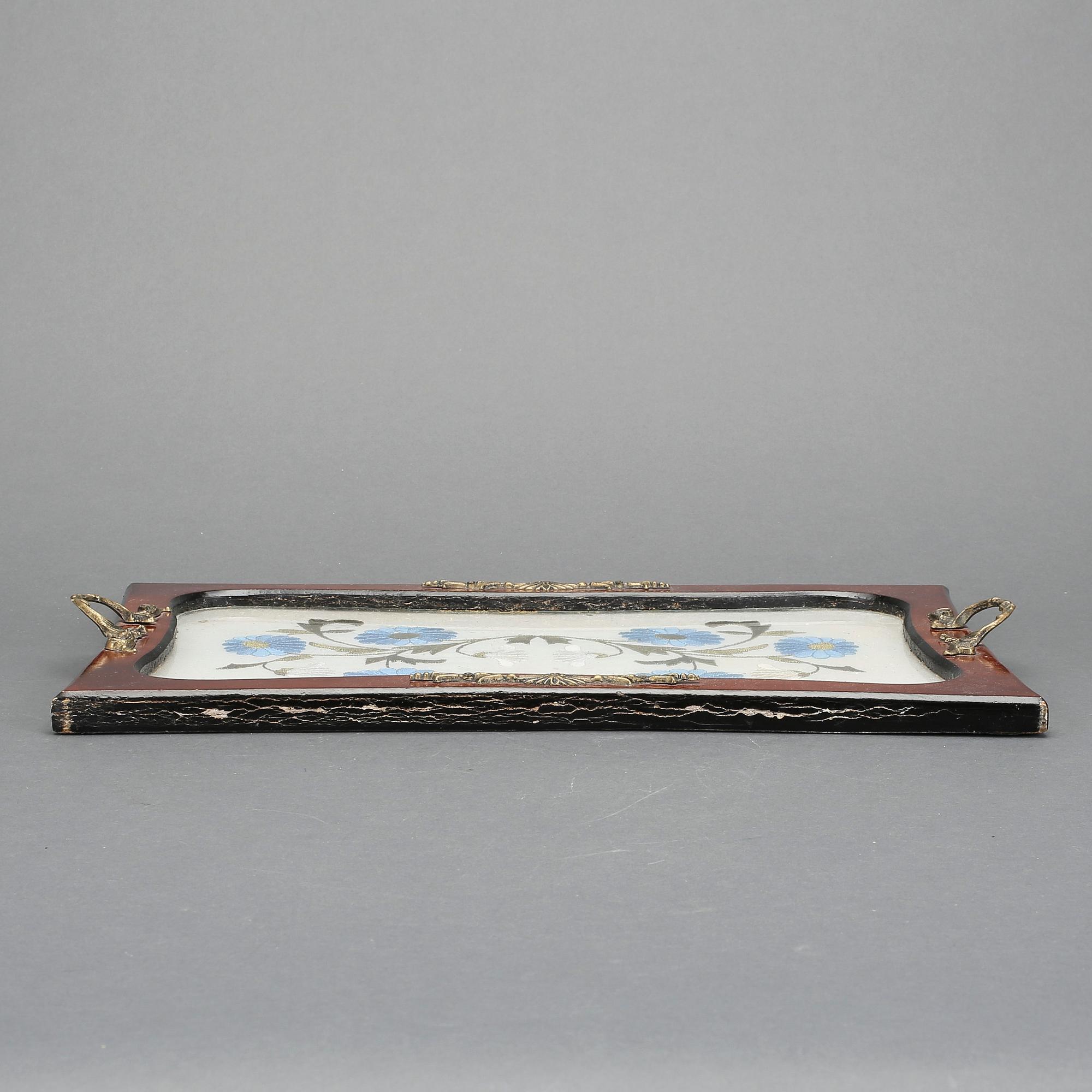 BRICKA, med broderi, 1800-tal.