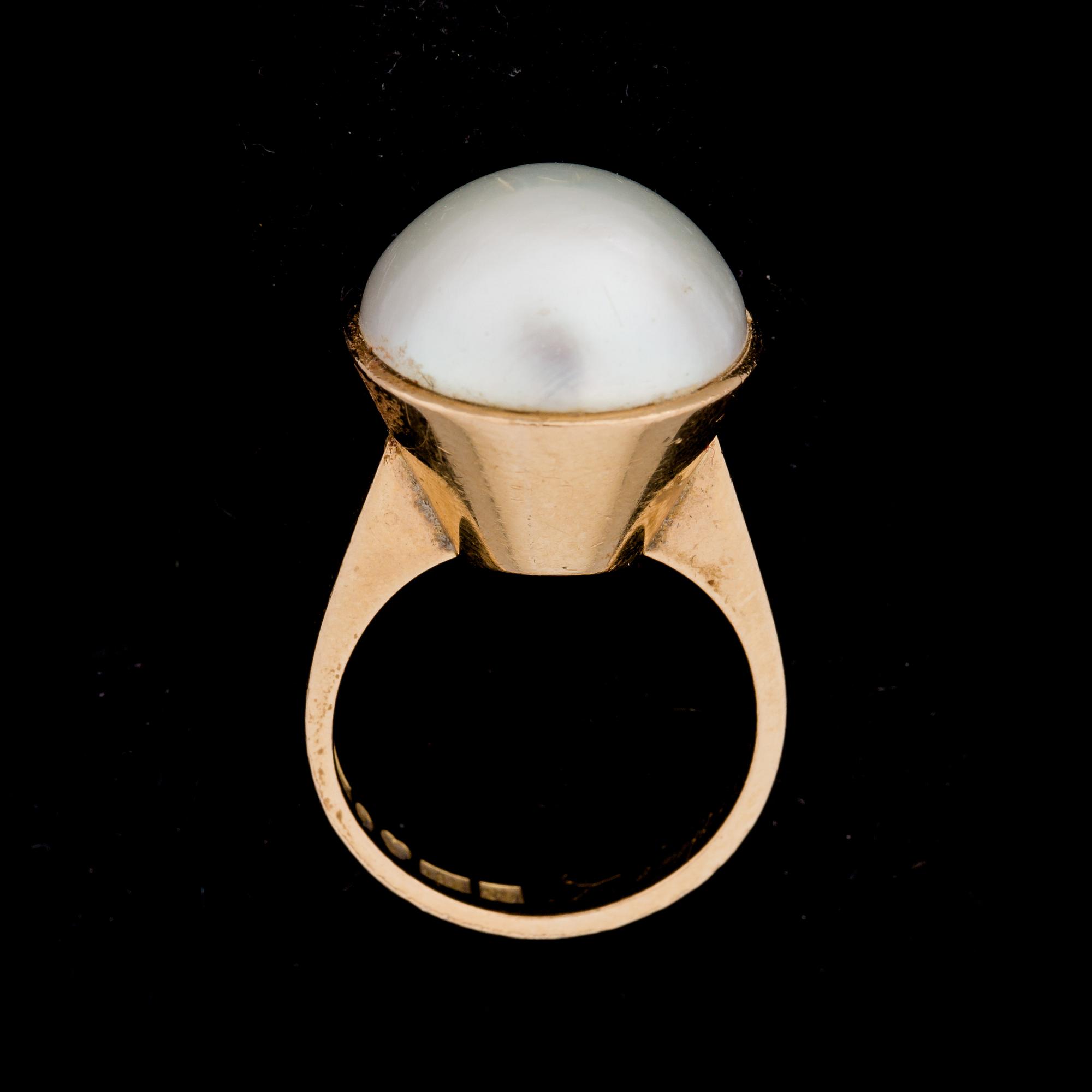 RING, 18 k guld med mabé pärla. Hugo Olsson, Helsingborg, 1971. Vikt ca 10,5 g.