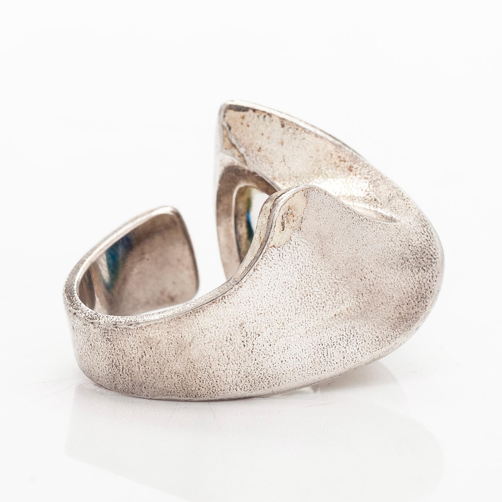 Björn Weckström, sormus, "Ara" sterlinghopeaa ja akryylia, Lapponia 1975.