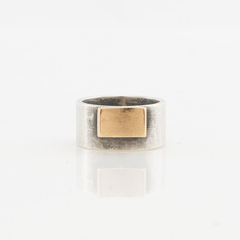 Claes Liljeroth, Ring of silver and 18K gold.