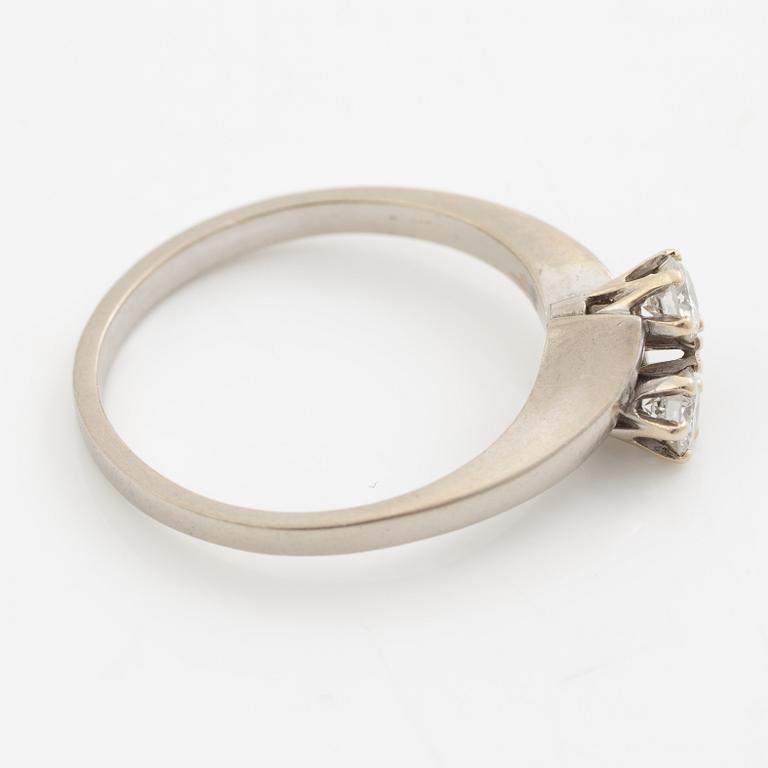 Ring 18K white gold with round brilliant-cut diamonds.