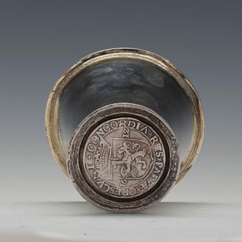BÄGARE, silver, delförgylld. Sannolikt Johan Wittfoth, Åbo 1746. I botten mynt från 1612.