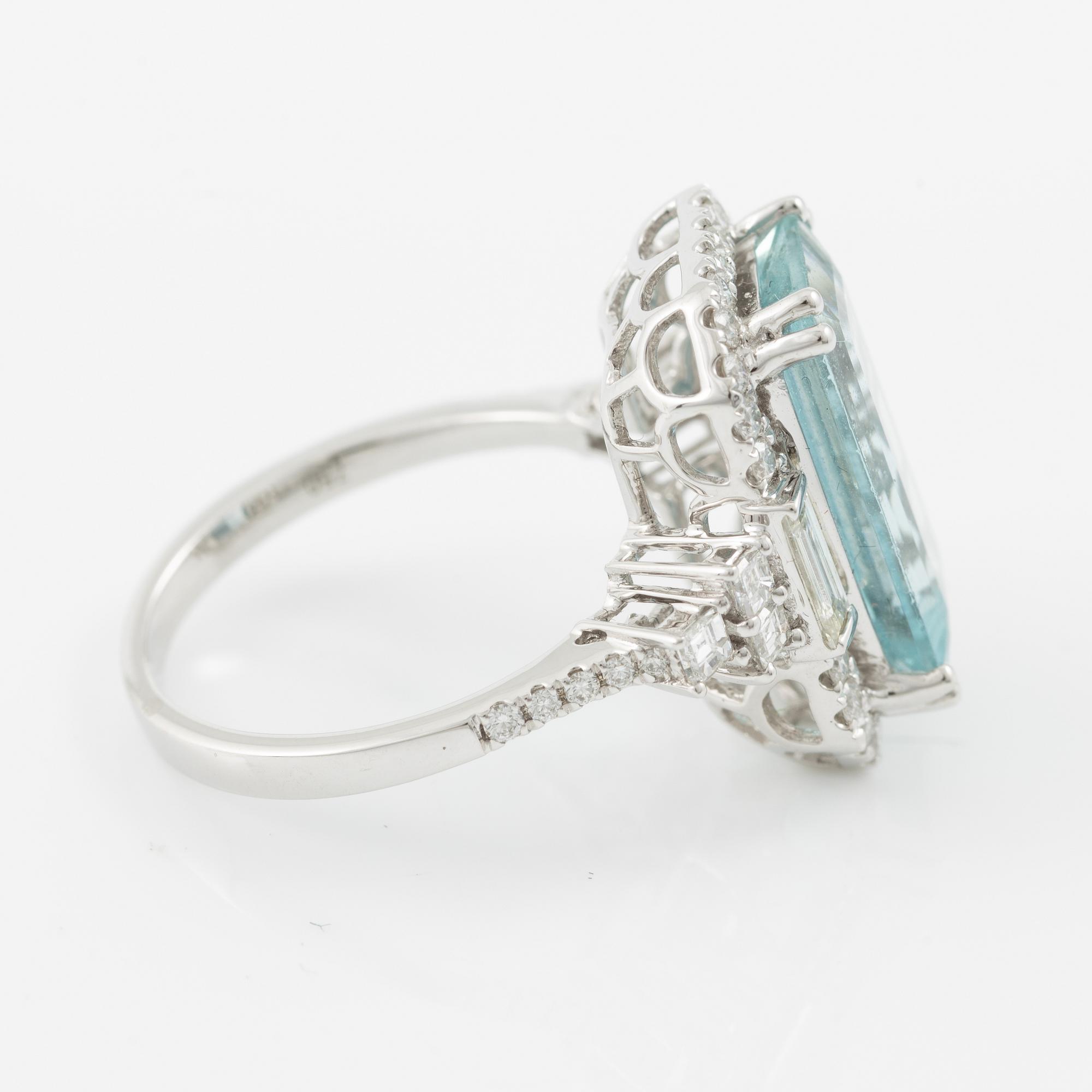 Ring, cocktail ring, 18K white gold set with aquamarine and brilliant-, carré- and baguette-cut diamonds.