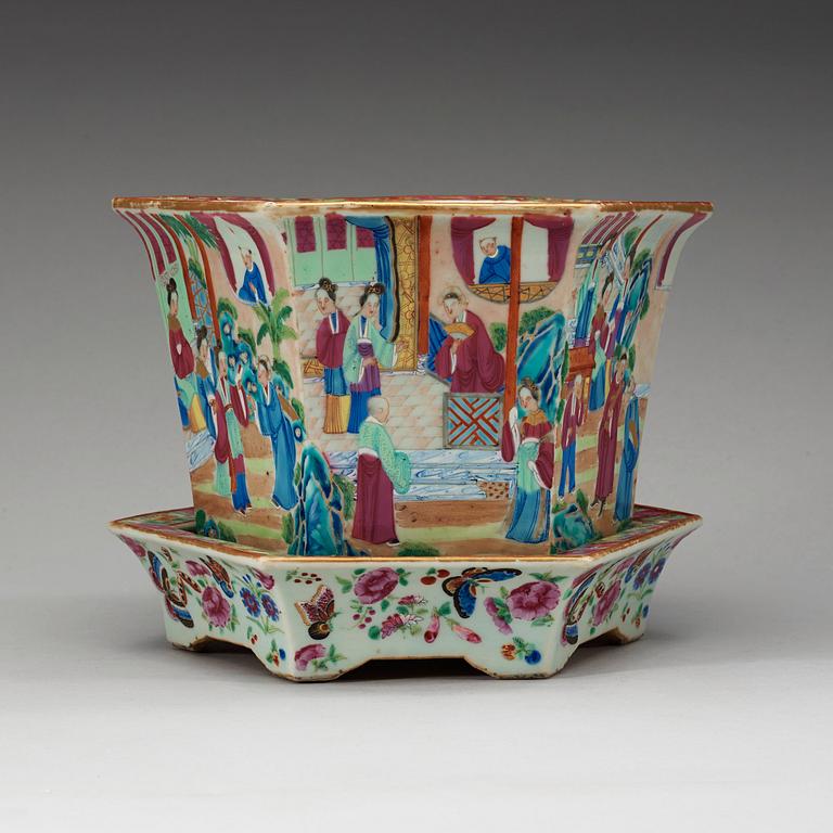 A famille rose flower pot with stand, Qing dysnasty, 19th century.