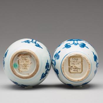 Two blue and white tea caddies, Qing dynasty, Kangxi (1662-1722).