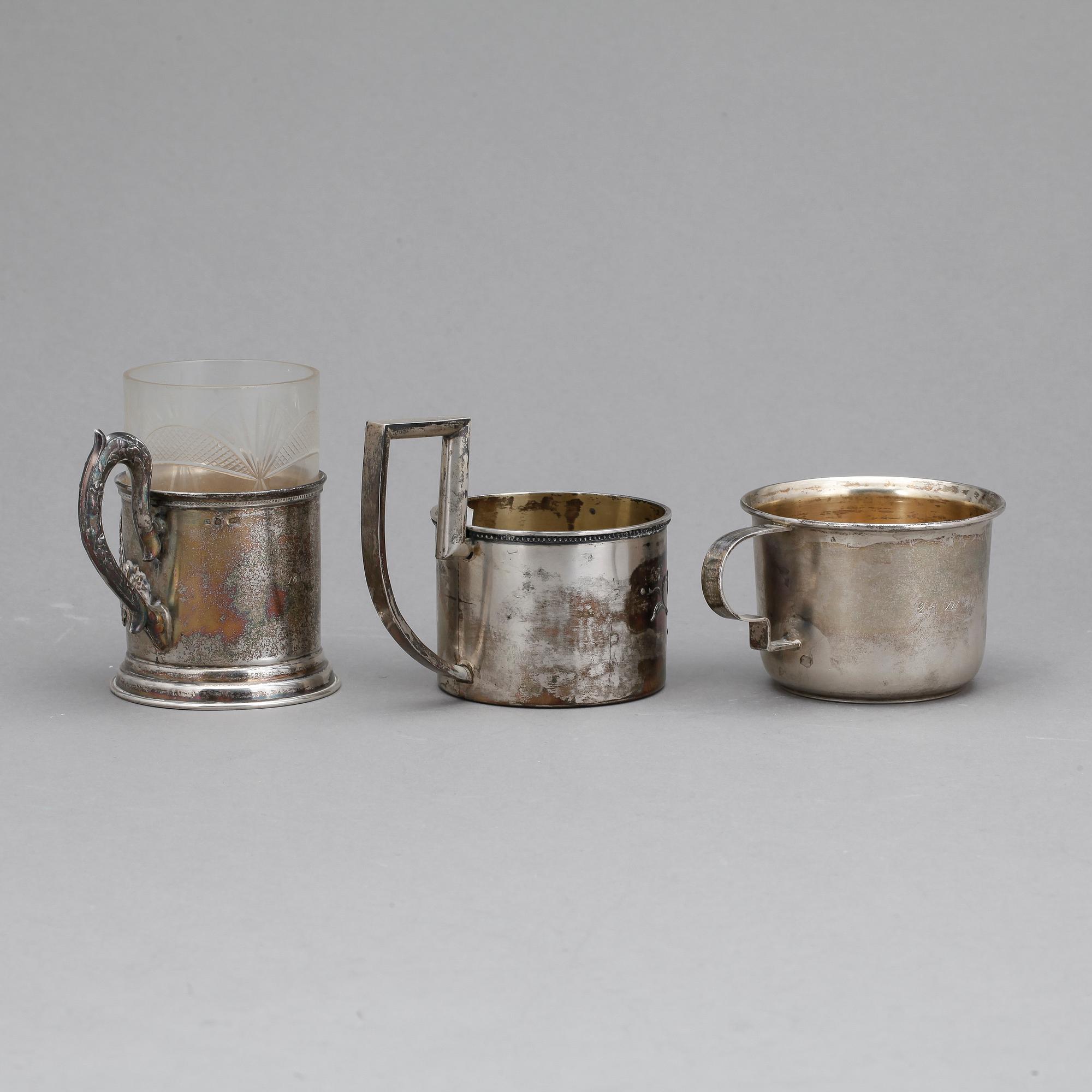 TEGLASHÅLLARE SAMT MUGG, 3 delar, silver, otydliga stämplar, Lettland 1922 - 1939. Tot vikt ca 205 gram.