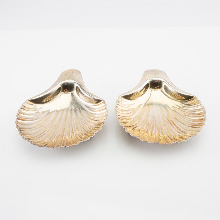 CG Hallberg shell-shaped dishes, a pair of silver, Stockholm 1915, accompanied by a bowl of nickel silver.