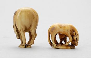 NETSUKE, 2 st, ben, Japan. Meiji (1867-1911).
