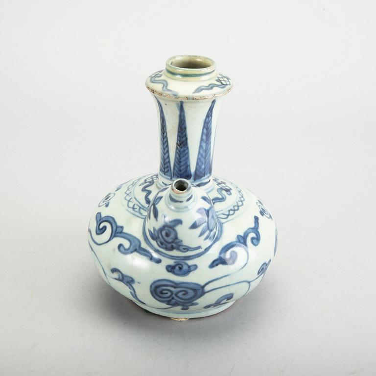 A blue and white kraak kendi, Ming dynasty, Wanli (1572-1620).