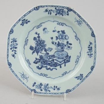 A group of five Chinese export porcelain plates, Qingdynasty, Qianlong (1736-95).