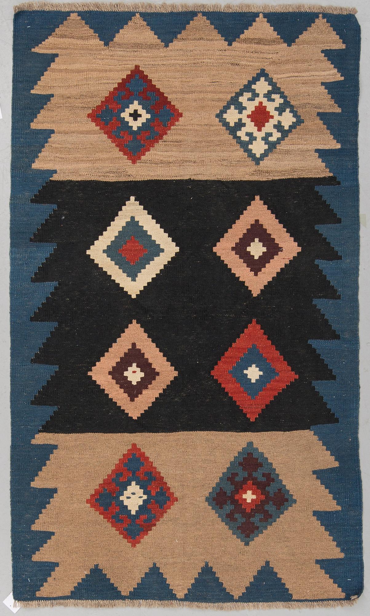MATTA, möjligen en Veramin kelim, ca 173,5 x 102,5 cm.