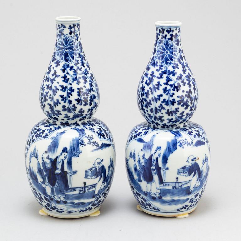 A pair of blue and white double gourd vases, Qing dynasty, Guangxu (1875-1908).