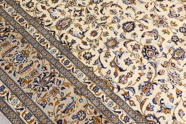 A Keshan carpet, approx. 345 x 245 cm.