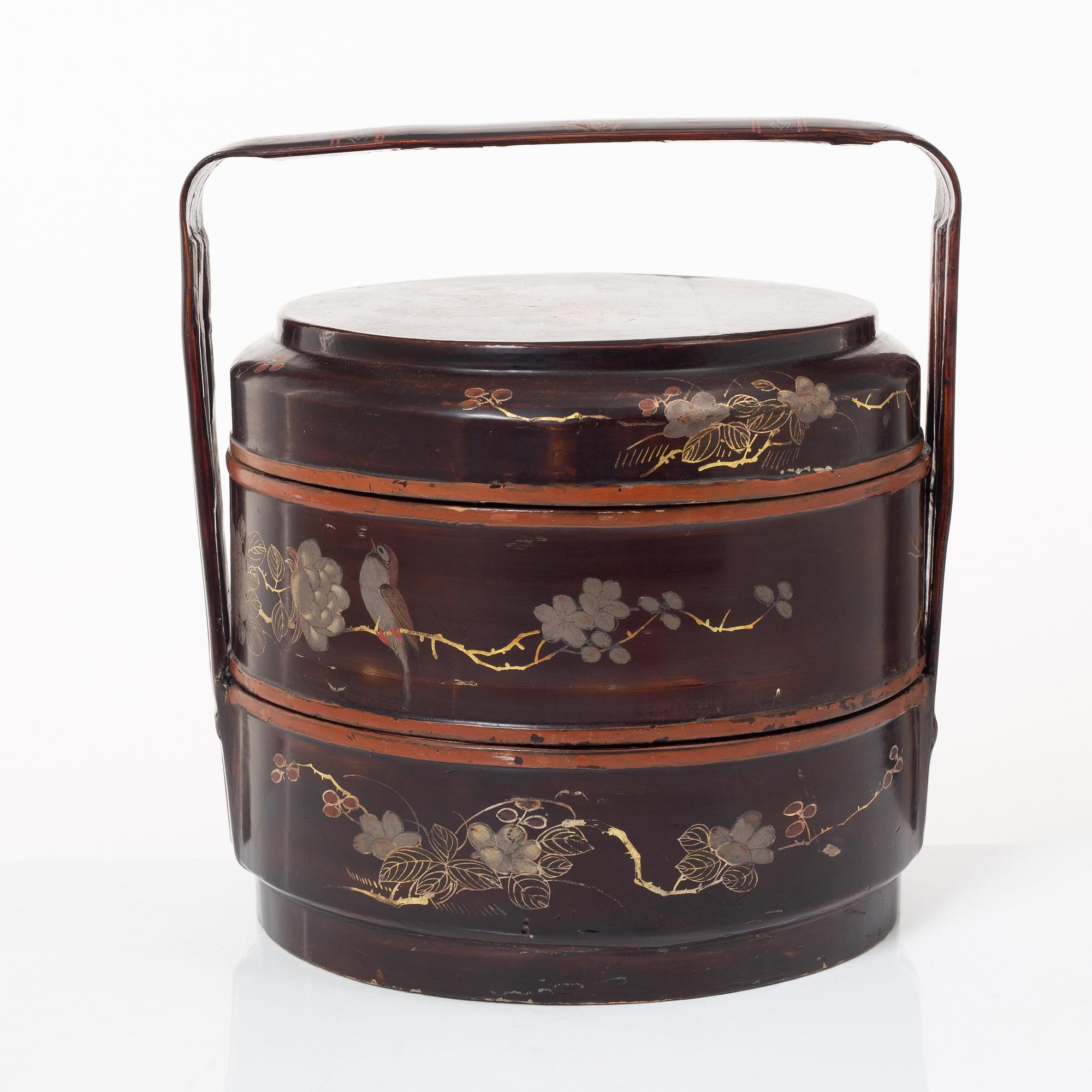 A Chinese lacquer food container, 20th century.