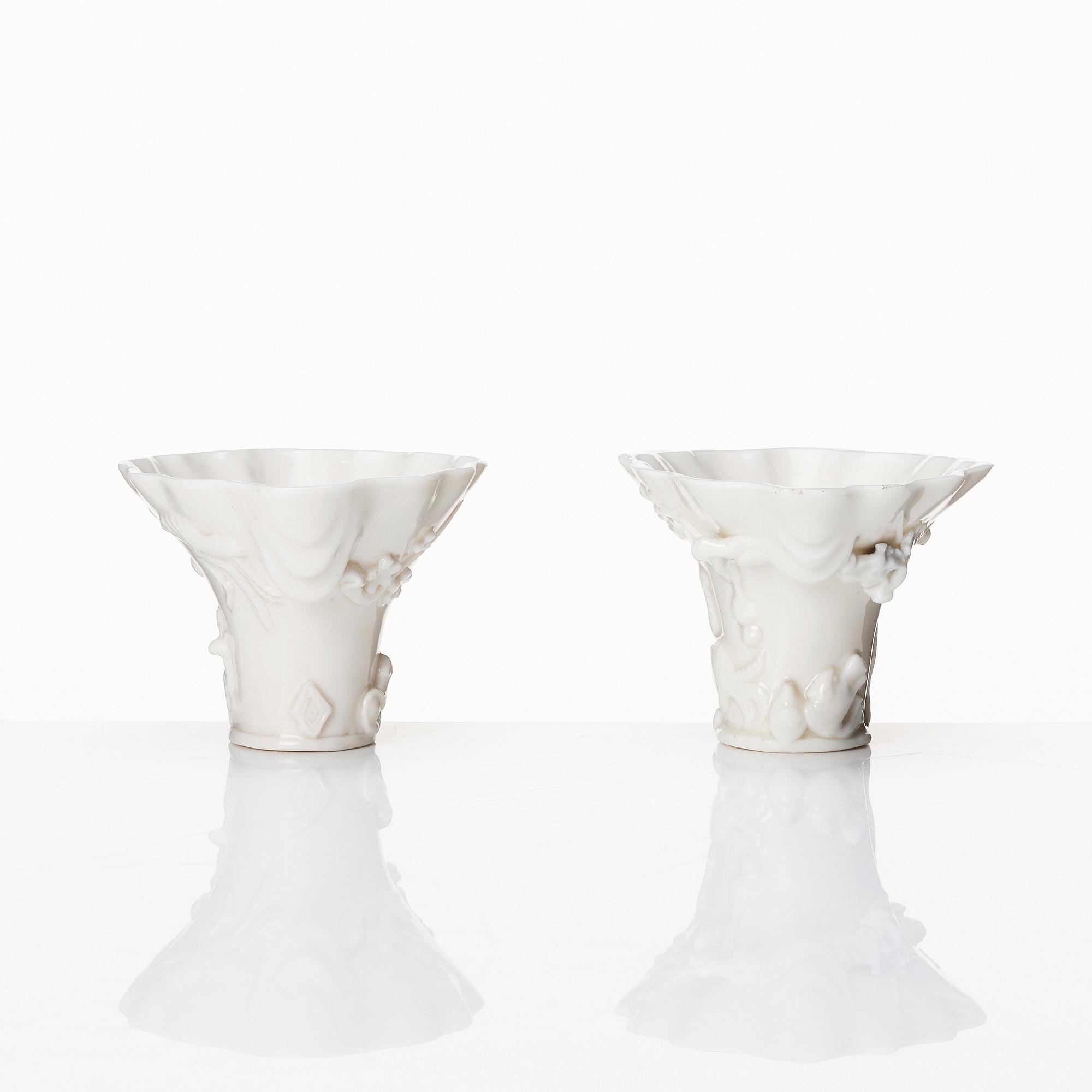 Vinofferbägare, två stycken, blanc de chine. Qingdynastin, Kangxi (1662-1722).