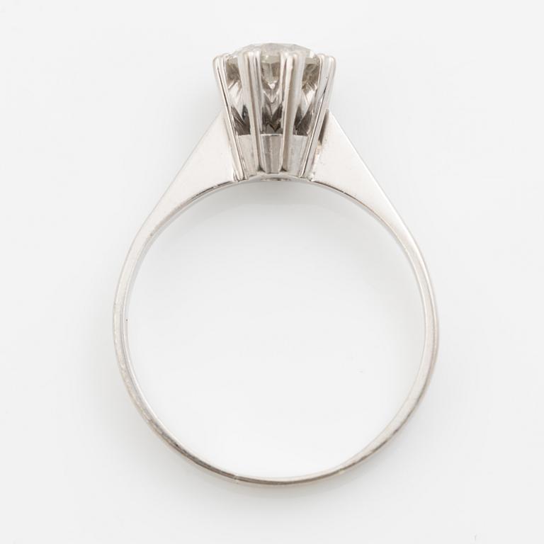 Ring, enstensring, 18K vitguld med rund briljantslipad diamant 1.02 ct.