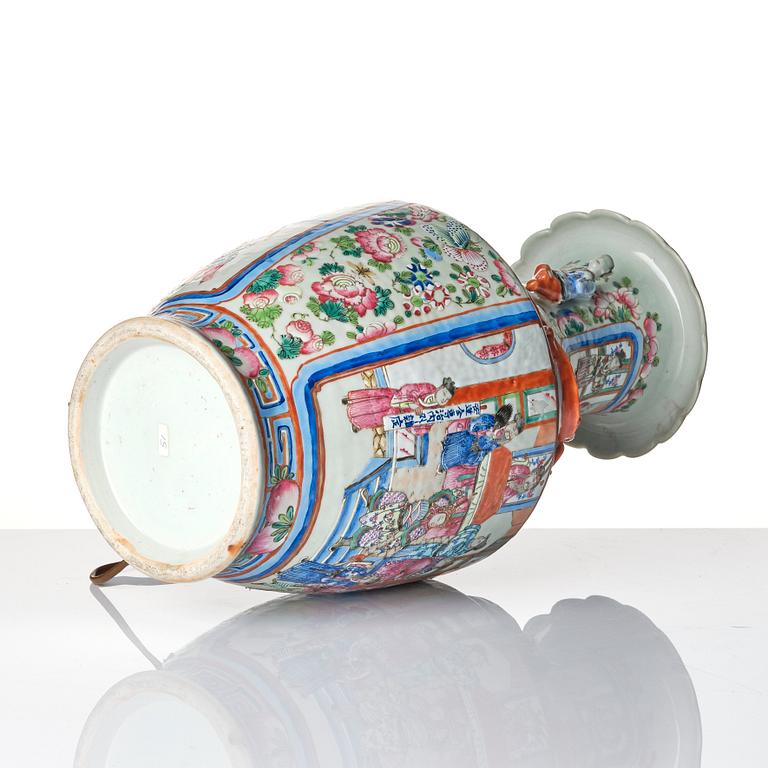 Vas, porslin. Qingdynastin, 1800-tal.