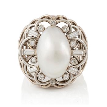 525. A ring in 18K gold with a cultured half pearl and diamonds in various cuts.