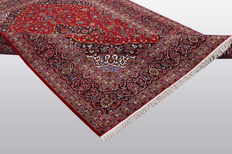 A carpet, Kashan, ca 298 x 202 cm.