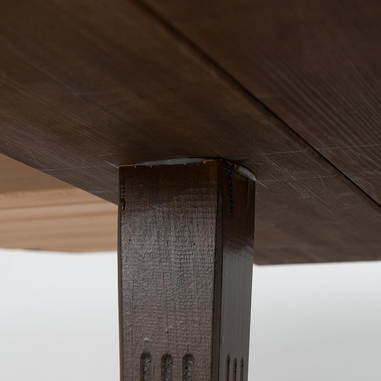 A dining table, Hepplewhite style, later half of the 20th century.