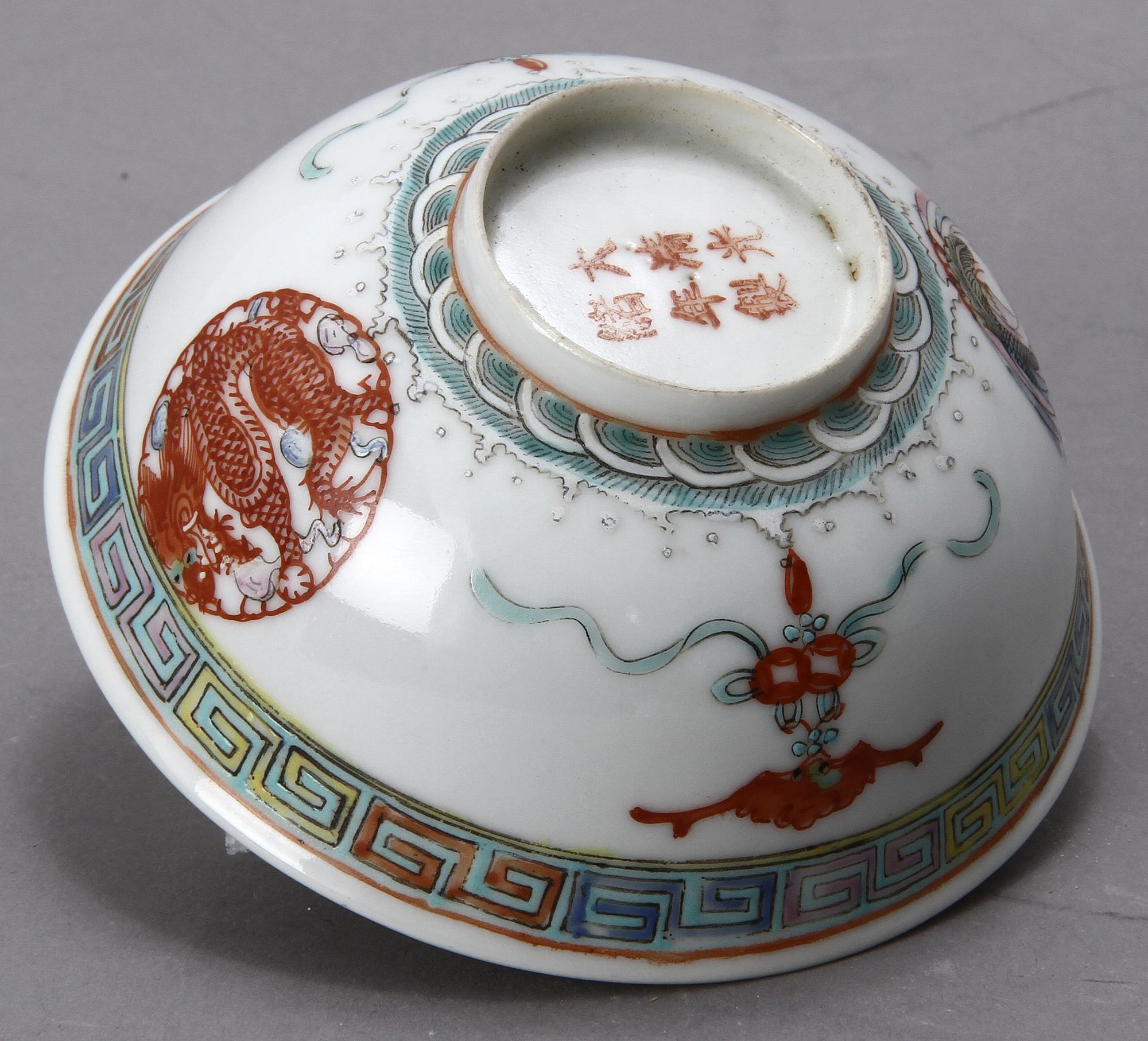 VASER, ett par, stengods, Kina, 1600-tal samt SKÅL, porslin, 1900-tal.